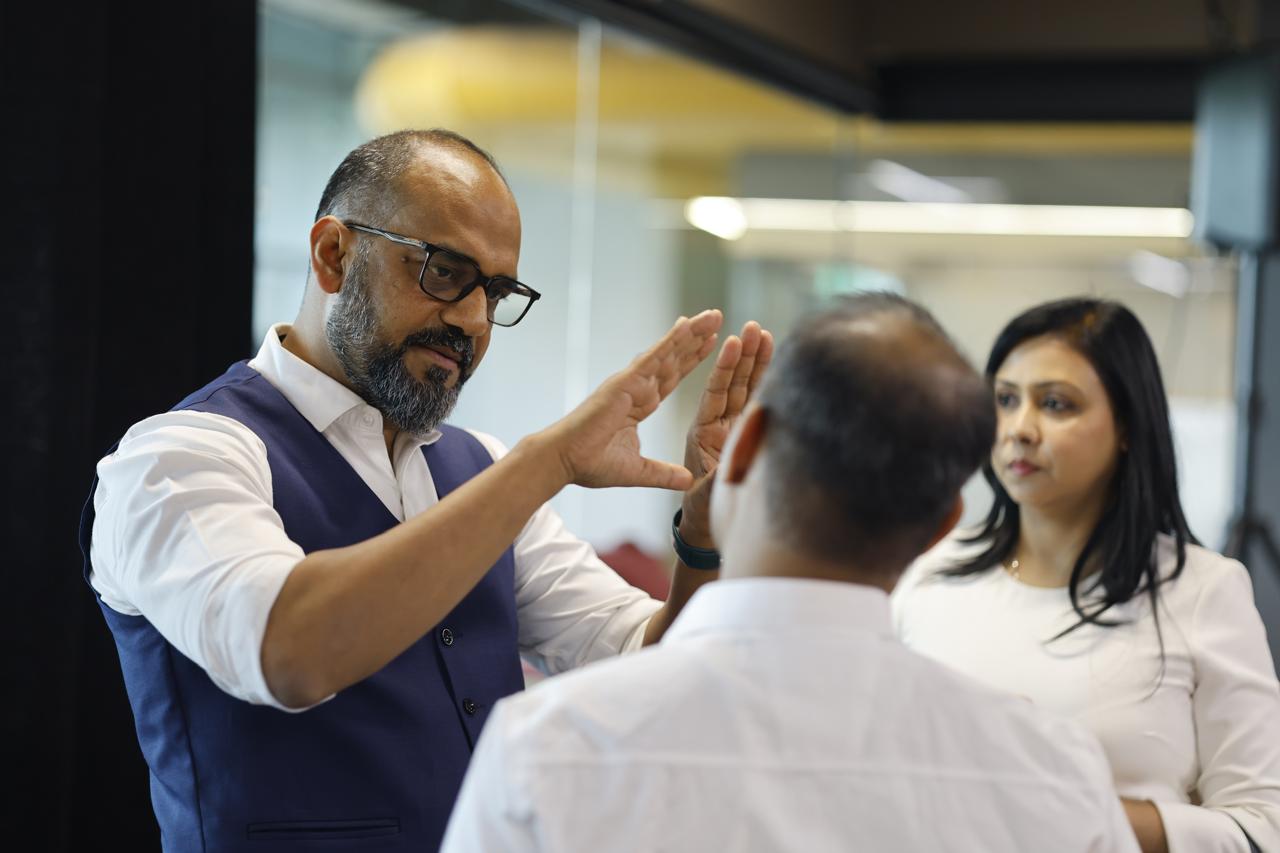 Vijay Sharma mentoring a founder